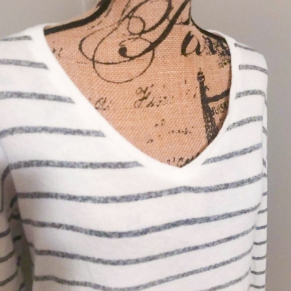 A New Day Women's White and Gray Striped V Neck Long Sleeve Sweater Size XL - Picture 4 of 12